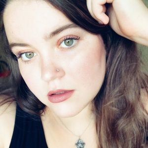 Meet your Posher, Caris